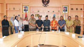 Sekretaris Daerah Provinsi Kepulauan Riau Adi Prihantara menerima kunjungan Ketua dan jajaran anggota Komisi II DPRD Kabupaten Bintan di Ruang Rapat Sekda, Lantai 3 Kantor Gubernur Kepri, Dompak, Selasa (21/1/2025). Foto: Diskominfo Kepri 
