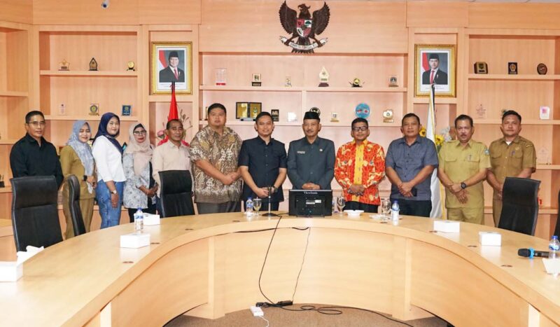 Sekretaris Daerah Provinsi Kepulauan Riau Adi Prihantara menerima kunjungan Ketua dan jajaran anggota Komisi II DPRD Kabupaten Bintan di Ruang Rapat Sekda, Lantai 3 Kantor Gubernur Kepri, Dompak, Selasa (21/1/2025). Foto: Diskominfo Kepri

