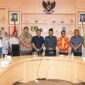 Sekretaris Daerah Provinsi Kepulauan Riau Adi Prihantara menerima kunjungan Ketua dan jajaran anggota Komisi II DPRD Kabupaten Bintan di Ruang Rapat Sekda, Lantai 3 Kantor Gubernur Kepri, Dompak, Selasa (21/1/2025). Foto: Diskominfo Kepri 
