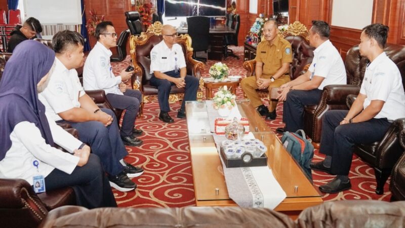 Audiensi bersama Direktur Operasi Modifikasi Cuaca BMKG Kepri, Dr. Endarwin, beserta jajaran BMKG Kepri di Ruang Kerja Sekda, Lantai 3, Kantor Gubernur Kepri, Dompak. Foto: Diskominfo Kepri 