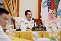 Gubernur Ansar Ahmad saat mengikuti rakor Penyelesaian Penataan Tenaga Non ASN di Instansi Pemda bersama Mendagri Tito Karnavian, MenpanRB Rini Widyantini, dan Kepala BKN RI Zudan Arif Fakrulloh secara online dari Gedung Daerah Provinsi Kepri, Rabu (8/1). Foto: Diskominfo Kepri 