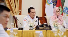 Gubernur Ansar Ahmad saat mengikuti rakor Penyelesaian Penataan Tenaga Non ASN di Instansi Pemda bersama Mendagri Tito Karnavian, MenpanRB Rini Widyantini, dan Kepala BKN RI Zudan Arif Fakrulloh secara online dari Gedung Daerah Provinsi Kepri, Rabu (8/1). Foto: Diskominfo Kepri 