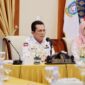 Gubernur Ansar Ahmad saat mengikuti rakor Penyelesaian Penataan Tenaga Non ASN di Instansi Pemda bersama Mendagri Tito Karnavian, MenpanRB Rini Widyantini, dan Kepala BKN RI Zudan Arif Fakrulloh secara online dari Gedung Daerah Provinsi Kepri, Rabu (8/1). Foto: Diskominfo Kepri 