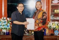Sekretaris Daerah Provinsi Kepri Adi Prihantara bersilaturahmi dengan mantan Kepala Perwakilan BI Kepulauan Riau, Suryono, bertempat di Ruang Kerja Sekdaprov, Lantai III, Gedung A, Kantor Gubernur Kepri,  Dompak, Tanjungpinang,  Kamis (23/1/2025). Foto: Diskominfo Kepri 