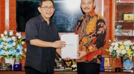 Sekretaris Daerah Provinsi Kepri Adi Prihantara bersilaturahmi dengan mantan Kepala Perwakilan BI Kepulauan Riau, Suryono, bertempat di Ruang Kerja Sekdaprov, Lantai III, Gedung A, Kantor Gubernur Kepri,  Dompak, Tanjungpinang,  Kamis (23/1/2025). Foto: Diskominfo Kepri 