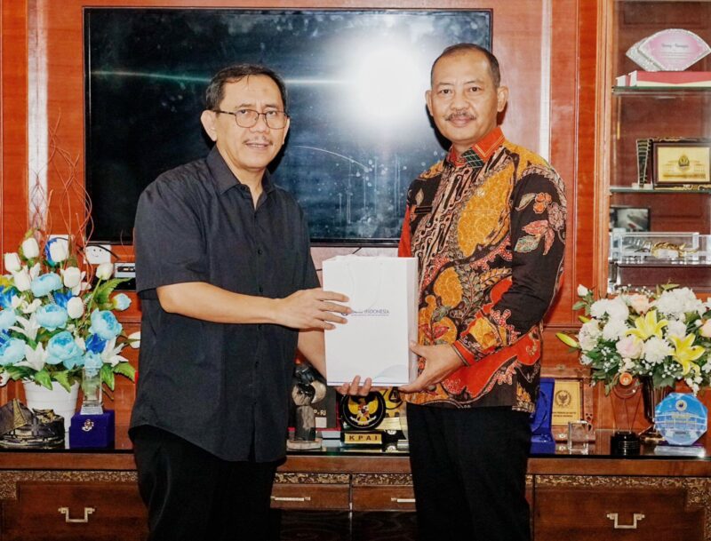 Sekretaris Daerah Provinsi Kepri Adi Prihantara bersilaturahmi dengan mantan Kepala Perwakilan BI Kepulauan Riau, Suryono, bertempat di Ruang Kerja Sekdaprov, Lantai III, Gedung A, Kantor Gubernur Kepri,  Dompak, Tanjungpinang,  Kamis (23/1/2025). Foto: Diskominfo Kepri 