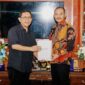 Sekretaris Daerah Provinsi Kepri Adi Prihantara bersilaturahmi dengan mantan Kepala Perwakilan BI Kepulauan Riau, Suryono, bertempat di Ruang Kerja Sekdaprov, Lantai III, Gedung A, Kantor Gubernur Kepri,  Dompak, Tanjungpinang,  Kamis (23/1/2025). Foto: Diskominfo Kepri 