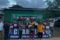 Amsakar Achmad menyerahkan trophy juara turnamen Blue Eagle Cup 4 ke SSB GSP. Foto: INIKEPRI.COM