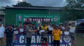 Amsakar Achmad menyerahkan trophy juara turnamen Blue Eagle Cup 4 ke SSB GSP. Foto: INIKEPRI.COM