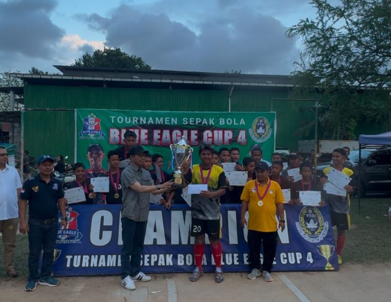 Amsakar Achmad menyerahkan trophy juara turnamen Blue Eagle Cup 4 ke SSB GSP. Foto: INIKEPRI.COM