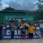 Amsakar Achmad menyerahkan trophy juara turnamen Blue Eagle Cup 4 ke SSB GSP. Foto: INIKEPRI.COM