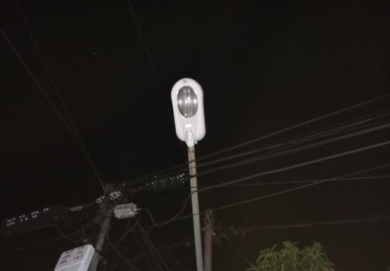 Lampu PJU di Belakangpadang yang mati hampir setahun belakangan ini. Foto: INIKEPRI.COM