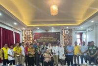 Cen Sui Lan dan Jarmin berfoto bersama tim kemenangan sesaat setelah penetapan pemenang Pilkada Natuna oleh KPU. Foto: INIKEPRI.COM