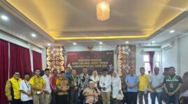 Cen Sui Lan dan Jarmin berfoto bersama tim kemenangan sesaat setelah penetapan pemenang Pilkada Natuna oleh KPU. Foto: INIKEPRI.COM