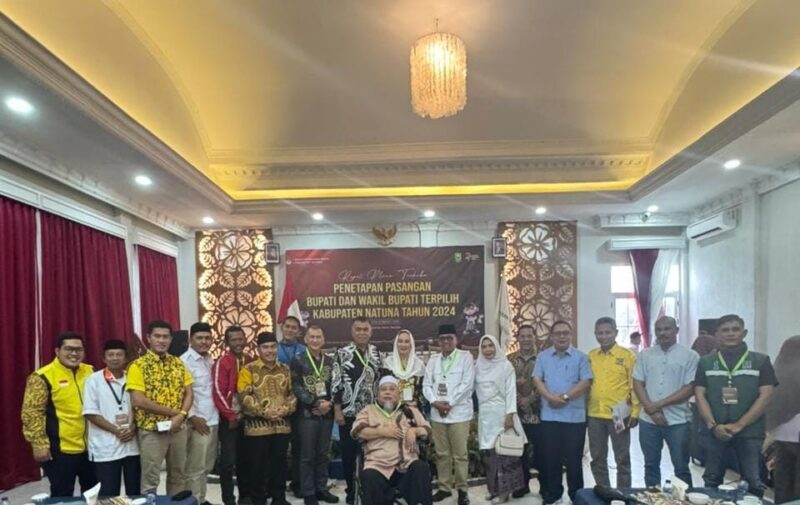 Cen Sui Lan dan Jarmin berfoto bersama tim kemenangan sesaat setelah penetapan pemenang Pilkada Natuna oleh KPU. Foto: INIKEPRI.COM