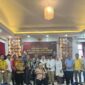 Cen Sui Lan dan Jarmin berfoto bersama tim kemenangan sesaat setelah penetapan pemenang Pilkada Natuna oleh KPU. Foto: INIKEPRI.COM