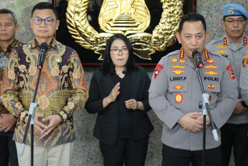 Kapolri Jenderal Polisi Listyo Sigit Prabowo menerima kunjungan Kepala Badan Pengawasan Obat dan Makanan (BPOM) Taruna Ikrar di Rupatama Mabes Polri, Jakarta Selatan. Foto: dok. Humas Polri.