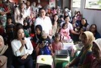 Wamen PPPA Veronica Tan bersama Wamen BKKBN Isyana Bagoes Oka meninjau lokasi Makan Bergizi Gratis (MBG) di Posyandu Dahlia, Ciracas - Jakarta Timur. Foto : Kemen PPPA
