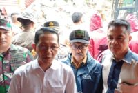 Amsakar Achmad saat meninjau lokasi longsor di Tiban Koperasi. Foto: INIKEPRI.COM