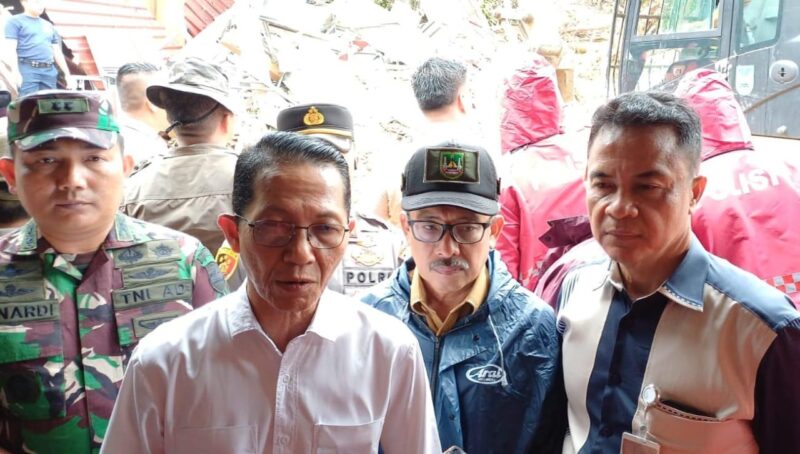 Amsakar Achmad saat meninjau lokasi longsor di Tiban Koperasi. Foto: INIKEPRI.COM