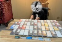 Tersangka YT yang ditangkap Bea Cukai Batam lantaran hendak menyelundupkan ratusan iPhone di Bandara Hang Nadim Batam. Foto: INIKEPRI.COM