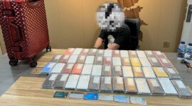 Tersangka YT yang ditangkap Bea Cukai Batam lantaran hendak menyelundupkan ratusan iPhone di Bandara Hang Nadim Batam. Foto: INIKEPRI.COM