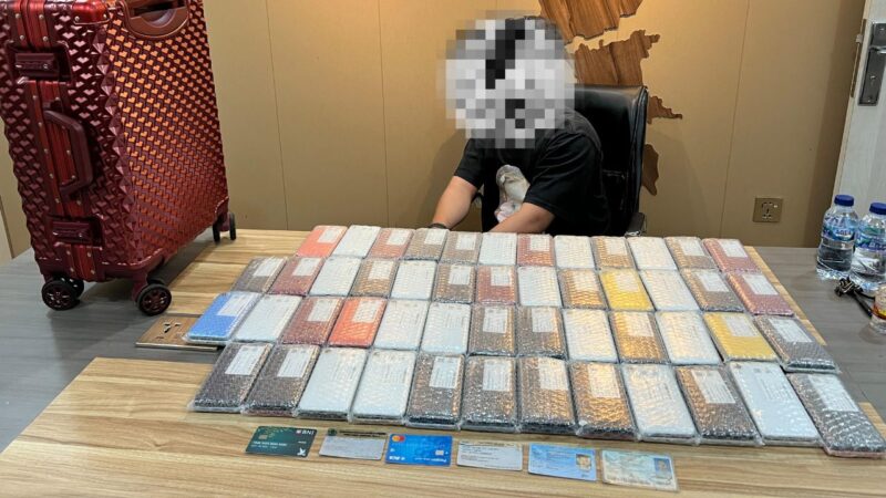 Tersangka YT yang ditangkap Bea Cukai Batam lantaran hendak menyelundupkan ratusan iPhone di Bandara Hang Nadim Batam. Foto: INIKEPRI.COM