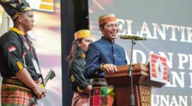Wali Kota Batam terpilih periode 2025–2030, Amsakar Achmad, dikukuhkan sebagai anggota kehormatan Kerukunan Keluarga Sulawesi Selatan (KKSS) Provinsi Kepulauan Riau (Kepri) pada Minggu (12/1/2025). Foto: INIKEPRI.COM
