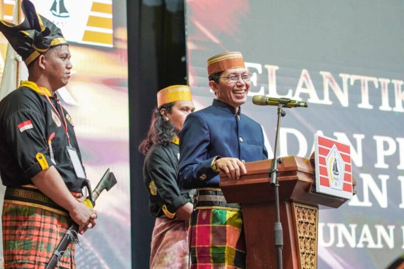 Wali Kota Batam terpilih periode 2025–2030, Amsakar Achmad, dikukuhkan sebagai anggota kehormatan Kerukunan Keluarga Sulawesi Selatan (KKSS) Provinsi Kepulauan Riau (Kepri) pada Minggu (12/1/2025). Foto: INIKEPRI.COM