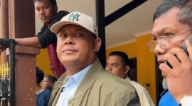Ketua DPRD Kepri Iman Sutiawan saat meninjau lokasi longsor di Tiban Koperasi. Foto: Istimewa 