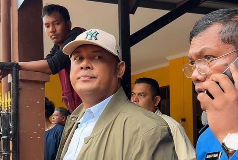 Ketua DPRD Kepri Iman Sutiawan saat meninjau lokasi longsor di Tiban Koperasi. Foto: Istimewa