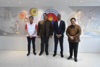 Menteri Pemuda dan Olahraga Republik Indonesia (Menpora RI) Dito Ariotedjo menerima Ketua Umum PSSI Erick Thohir dan Pelatih Timnas Indonesia baru Patrick Kluivert, bersama Asisten Pelatih Denny Landzaat di Lantai 10, Kemenpora, Jakarta. Foto Istimewa/Humas Kemenpora