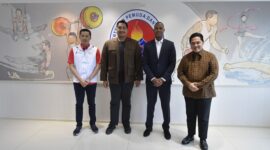 Menteri Pemuda dan Olahraga Republik Indonesia (Menpora RI) Dito Ariotedjo menerima Ketua Umum PSSI Erick Thohir dan Pelatih Timnas Indonesia baru Patrick Kluivert, bersama Asisten Pelatih Denny Landzaat di Lantai 10, Kemenpora, Jakarta. Foto Istimewa/Humas Kemenpora