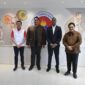 Menteri Pemuda dan Olahraga Republik Indonesia (Menpora RI) Dito Ariotedjo menerima Ketua Umum PSSI Erick Thohir dan Pelatih Timnas Indonesia baru Patrick Kluivert, bersama Asisten Pelatih Denny Landzaat di Lantai 10, Kemenpora, Jakarta. Foto Istimewa/Humas Kemenpora