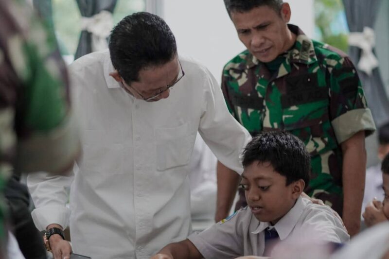 Program Makan Bergizi Gratis (MBG) resmi diluncurkan di Kota Batam pada Senin (13/1/2025). Program yang menyasar 3.294 siswa ini digelar di empat sekolah, yaitu SDN 003, SDN 006, SDN 010, dan SMPN 30 Bengkong. Foto: Arief/INIKEPRI.COM
