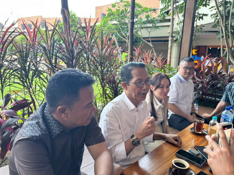 Wali Kota dan Wakil Wali Kota Batam terpilih Amsakar Achmad dan Li Claudia Chandra saat ngopi bareng bersama awak media. Foto: INIKEPRI.COM