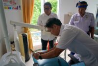 Menteri Kesehatan (Menkes) Budi Gunadi Sadikin bersama Kepala Staf Kepresidenan A.M. Putranto memastikan kesiapan program PKG di Puskesmas Watukawula, Kabupaten Sumba Barat Daya, Nusa Tenggara Timur (NTT) pada Jumat (17/1/2025). Foto: Kemenkes