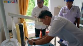 Menteri Kesehatan (Menkes) Budi Gunadi Sadikin bersama Kepala Staf Kepresidenan A.M. Putranto memastikan kesiapan program PKG di Puskesmas Watukawula, Kabupaten Sumba Barat Daya, Nusa Tenggara Timur (NTT) pada Jumat (17/1/2025). Foto: Kemenkes