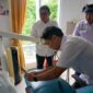 Menteri Kesehatan (Menkes) Budi Gunadi Sadikin bersama Kepala Staf Kepresidenan A.M. Putranto memastikan kesiapan program PKG di Puskesmas Watukawula, Kabupaten Sumba Barat Daya, Nusa Tenggara Timur (NTT) pada Jumat (17/1/2025). Foto: Kemenkes