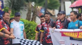 Pelepasan jalan santai dalam rangka menyemarakkan hari Bhakti ke-75 Imigrasi, di halaman Kantor Imigrasi Kelas II TPI Belakangpadang. Foto: INIKEPRI.COM