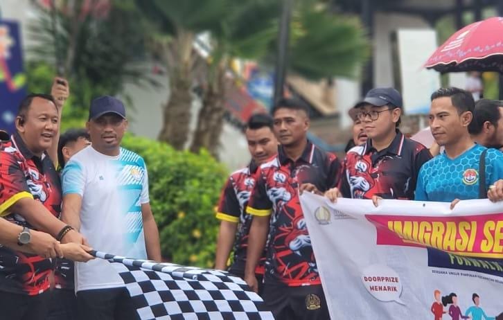 Pelepasan jalan santai dalam rangka menyemarakkan hari Bhakti ke-75 Imigrasi, di halaman Kantor Imigrasi Kelas II TPI Belakangpadang. Foto: INIKEPRI.COM