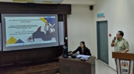 Teks Foto : 
Salah satu mahasiswa S3 KPI UINSU Afifi Lubis, saat mempresentasekan materinya di hadapan peserta International Communication Academics Seminar 2025 (ICAS25’). Foto: Istimewa 
