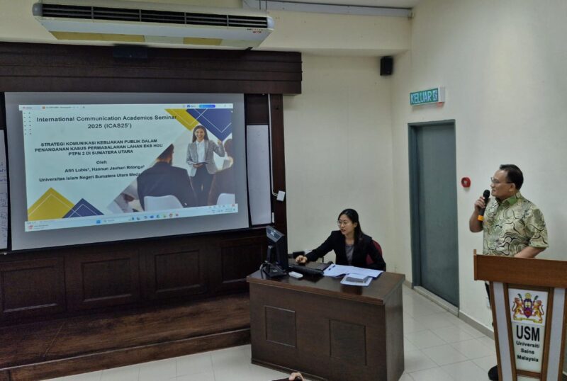 Teks Foto :
Salah satu mahasiswa S3 KPI UINSU Afifi Lubis, saat mempresentasekan materinya di hadapan peserta International Communication Academics Seminar 2025 (ICAS25’). Foto: Istimewa 
