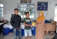 Mendukung kegiatan positif pemuda, Lurah Pulau Terung Kacamatan Belakangpadang, Nurhasanah, didampingi ketua LPM setempat, Ishak bin Jafar menyerahkan bantuan berupa perlengkapan olahraga ke pemuda di Pulau tersebut, Minggu (19/1/2025). Foto: INIKEPRI.COM
