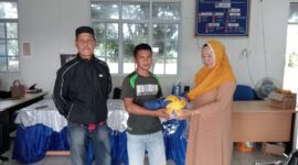 Mendukung kegiatan positif pemuda, Lurah Pulau Terung Kacamatan Belakangpadang, Nurhasanah, didampingi ketua LPM setempat, Ishak bin Jafar menyerahkan bantuan berupa perlengkapan olahraga ke pemuda di Pulau tersebut, Minggu (19/1/2025). Foto: INIKEPRI.COM