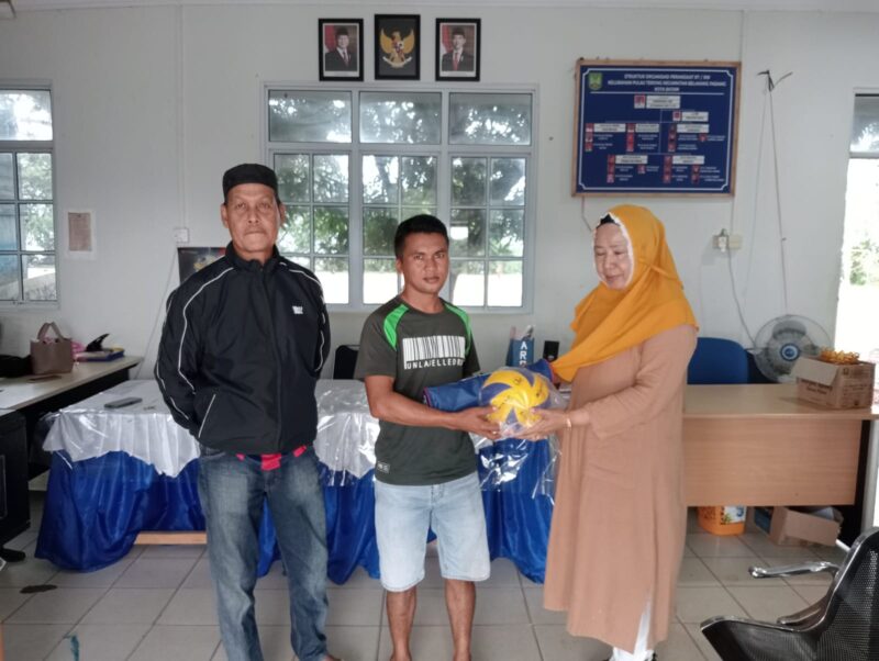 Mendukung kegiatan positif pemuda, Lurah Pulau Terung Kacamatan Belakangpadang, Nurhasanah, didampingi ketua LPM setempat, Ishak bin Jafar menyerahkan bantuan berupa perlengkapan olahraga ke pemuda di Pulau tersebut, Minggu (19/1/2025). Foto: INIKEPRI.COM