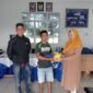 Mendukung kegiatan positif pemuda, Lurah Pulau Terung Kacamatan Belakangpadang, Nurhasanah, didampingi ketua LPM setempat, Ishak bin Jafar menyerahkan bantuan berupa perlengkapan olahraga ke pemuda di Pulau tersebut, Minggu (19/1/2025). Foto: INIKEPRI.COM
