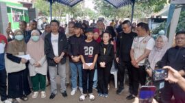 Wali Kota dan Wakil Wali Kota Batam Terpilih Amsakar Achmad dan Li Claudia Chandra menyambangi korban tanah longsor yang terjadi di Tiban Koperasi beberapa waktu yang lalu, pada Minggu (19/1/2025) sore. Foto: Istimewa/INIKEPRI.COM