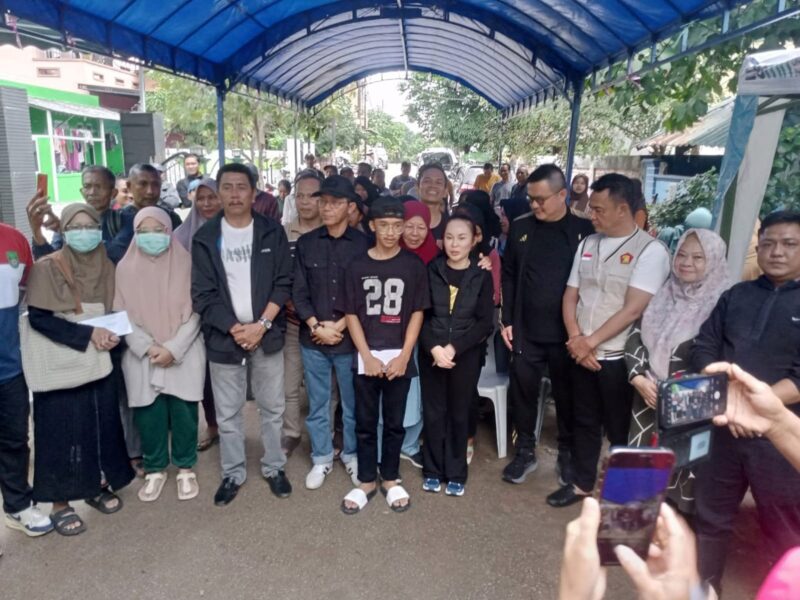 Wali Kota dan Wakil Wali Kota Batam Terpilih Amsakar Achmad dan Li Claudia Chandra menyambangi korban tanah longsor yang terjadi di Tiban Koperasi beberapa waktu yang lalu, pada Minggu (19/1/2025) sore. Foto: Istimewa/INIKEPRI.COM