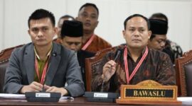 Anggota Bawaslu Jazuli memberi keterangan dalam sidang lanjutan Perkara Nomor 169/PHPU.WAKO-XXIII/2025 Perselisihan Hasil Pemilihan Umum Bupati (PHPU Wako) di hadapan Majelis Hakim Panel 2 yang dipimpin Wakil Ketua MK Saldi Isra dengan didampingi Hakim Konstitusi Ridwan Mansyur dan Hakim Konstitusi Arsul Sani, di Ruang Sidang Gedung II MK. Senin (20/1/2025). Foto: Humas Mk/Teguh